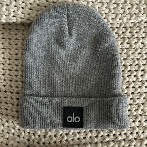 Alo Yoga grey beanie